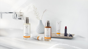 Trattamento di base quotidiano in tre passi Dr. Hauschka Trattamento di base quotidiano in tre passi Dr. Hauschka